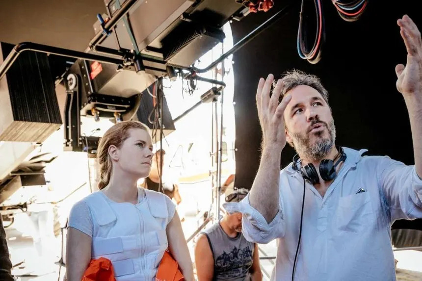 Amy Adams and director Denis Villeneuve on the set of Arrival